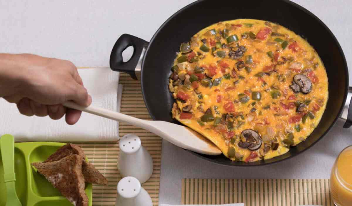 Non-stick frying pan with a sleek design and ergonomic handle, ideal for cooking without sticking.