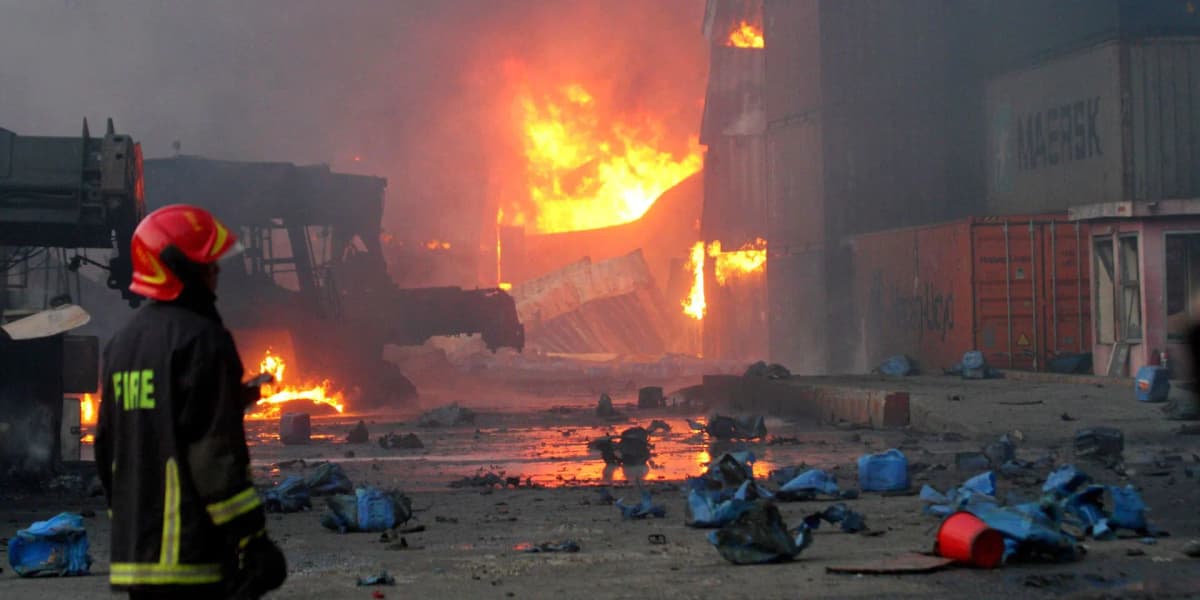 Incendie dans un entrepôt de conteneurs au Bangladesh