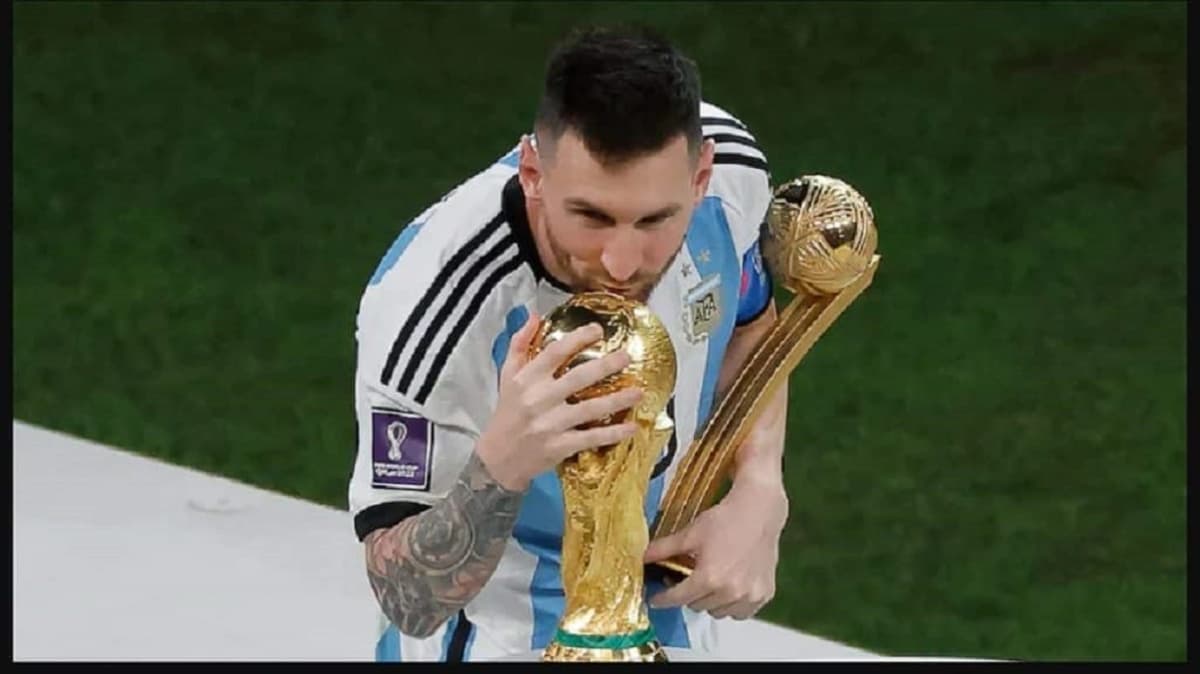 Le joueur par excellence du tournoi, Lionel Messi, embrasse le seul trophée qui manquait Ã  sa collection.