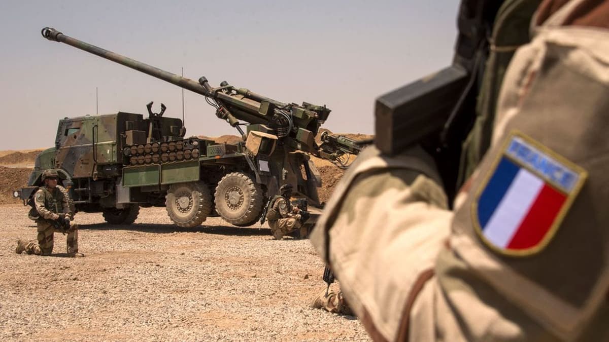 Guerre en Ukraine : Emmanuel Macron affirme que la France livre des canons Caesar et des missiles antichars Milan Ã  Kiev