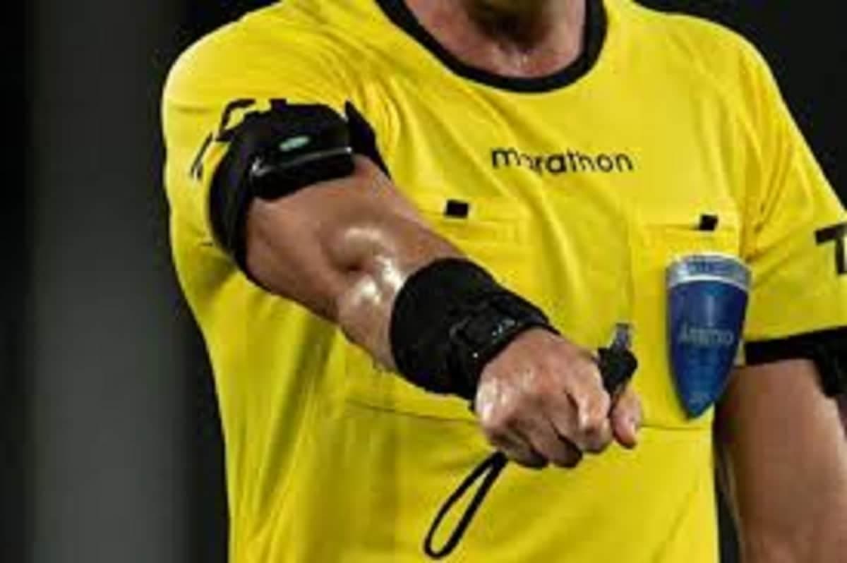 Un arbitre en plein match