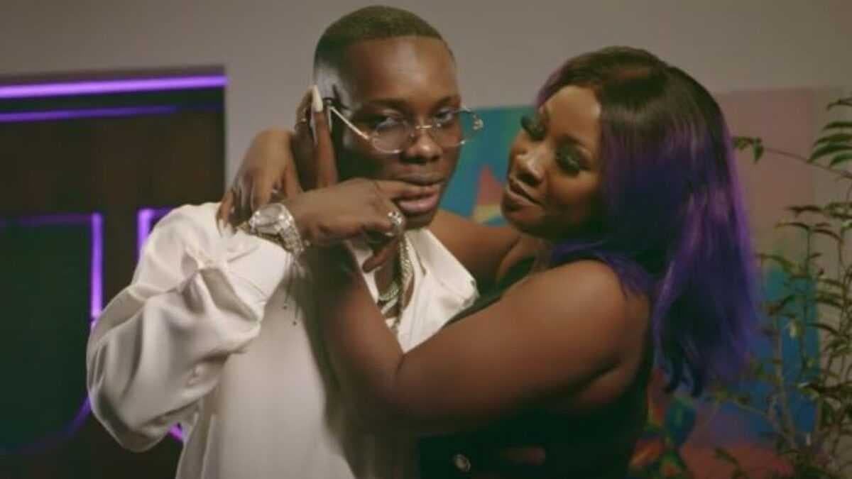 Carmen Sama dans le clip de Sidiki Diabaté, mettant en avant leur collaboration artistique.