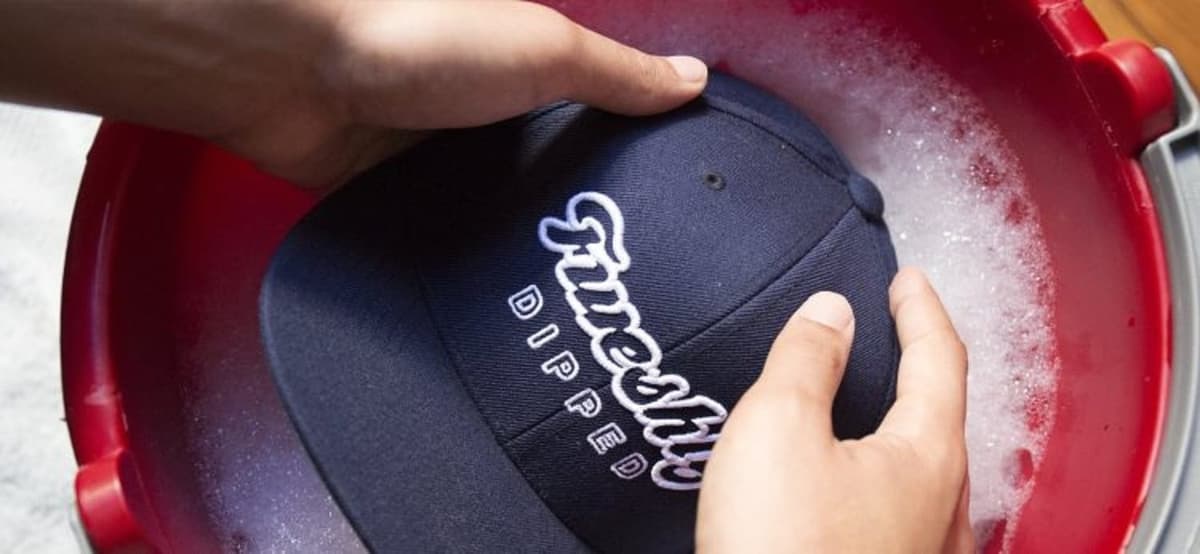 Casquette en cours de lavage, visière intacte, méthode pour éviter la déformation.