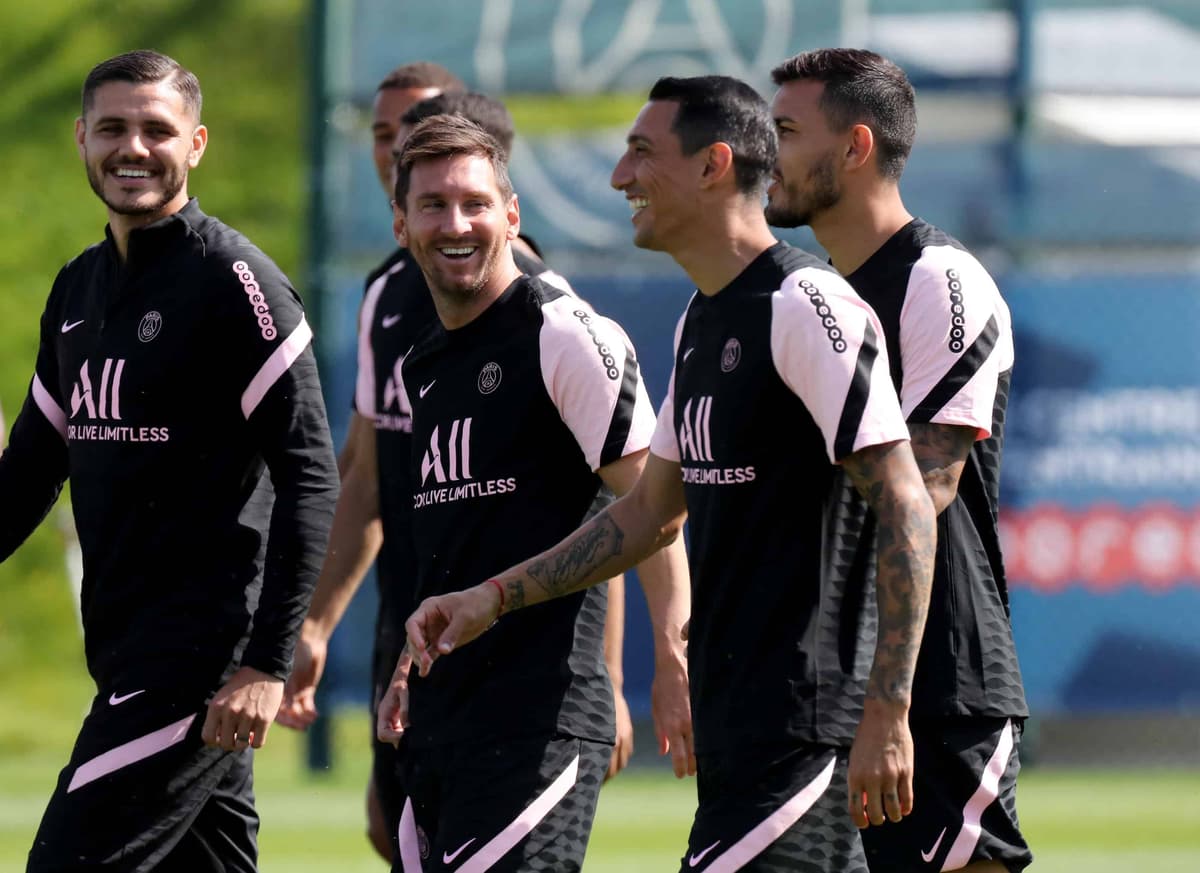Lionel et les joueurs du PSG lors d'une séance d'entrainement