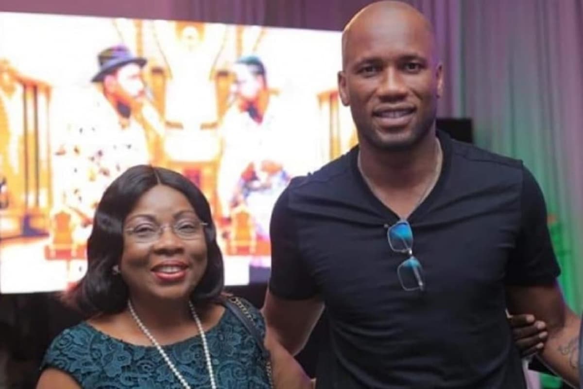 Didier Drogba et Patrice Yao debout
