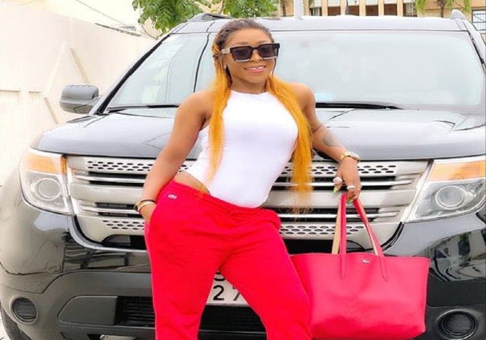 Sessimè souriante au volant, partageant sa passion pour la conduite.