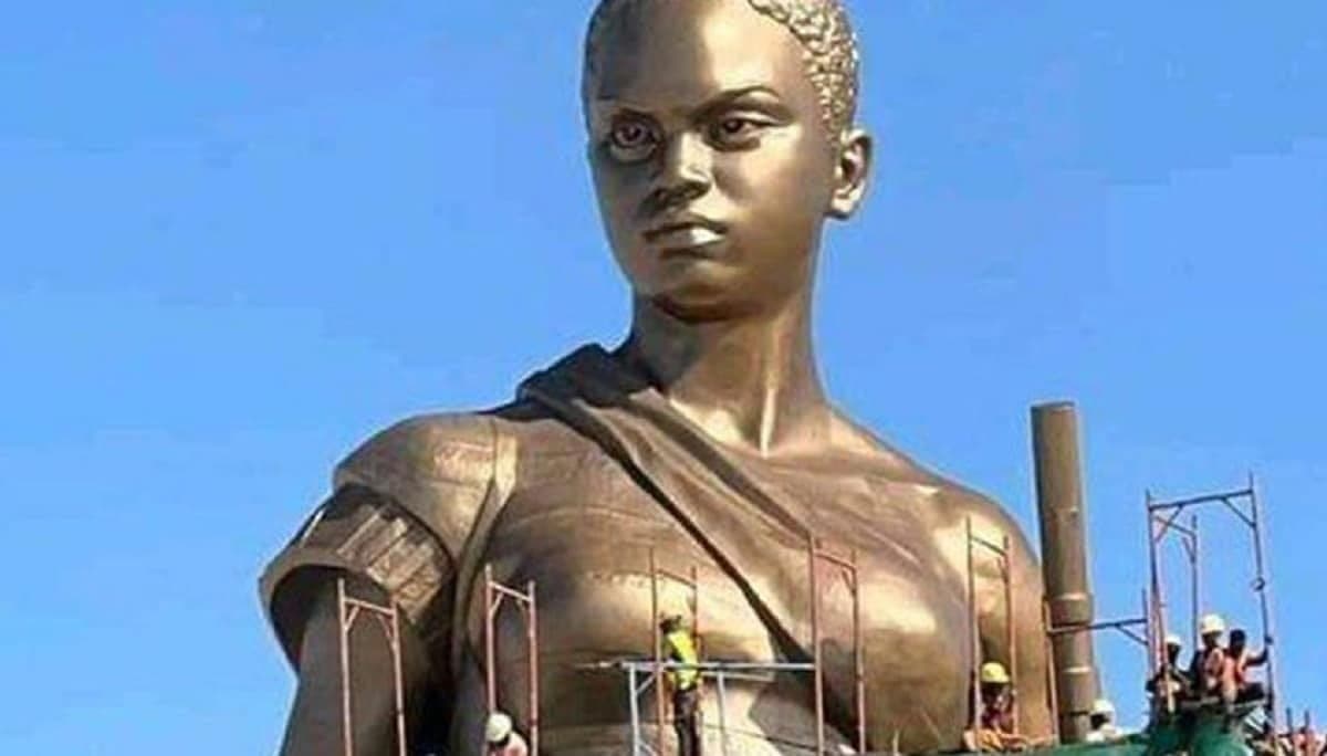 "l'Amazone", statue érigée en hommage aux amazones du Bénin
