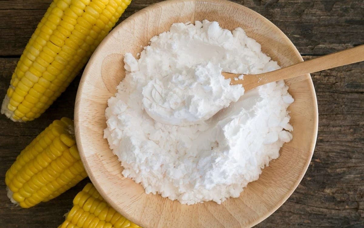 amidon de maÃ¯s dans un récipient avec des épis de maÃ¯s