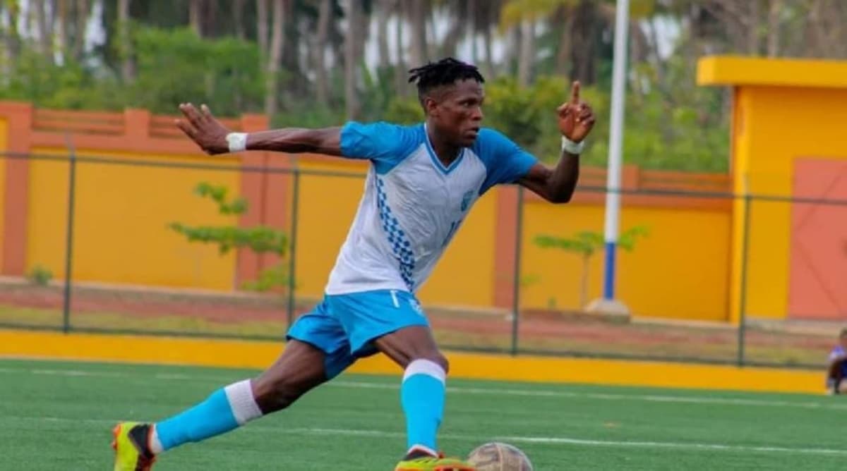 L'attaquant béninois de Coton FC Romaric Amoussou lors d'un match avec son équipe