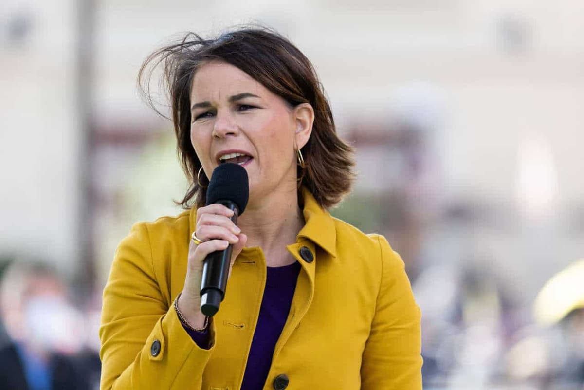 Guerre en Ukraine: la cheffe de la diplomatie allemande, Annalena Baerbock à  Boutcha