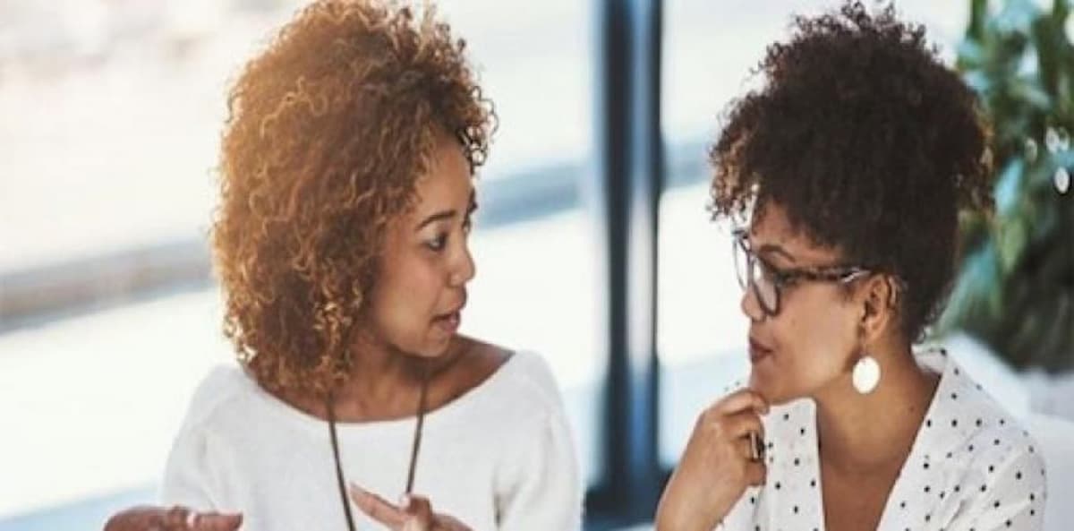 deux femmes en train de se parler
