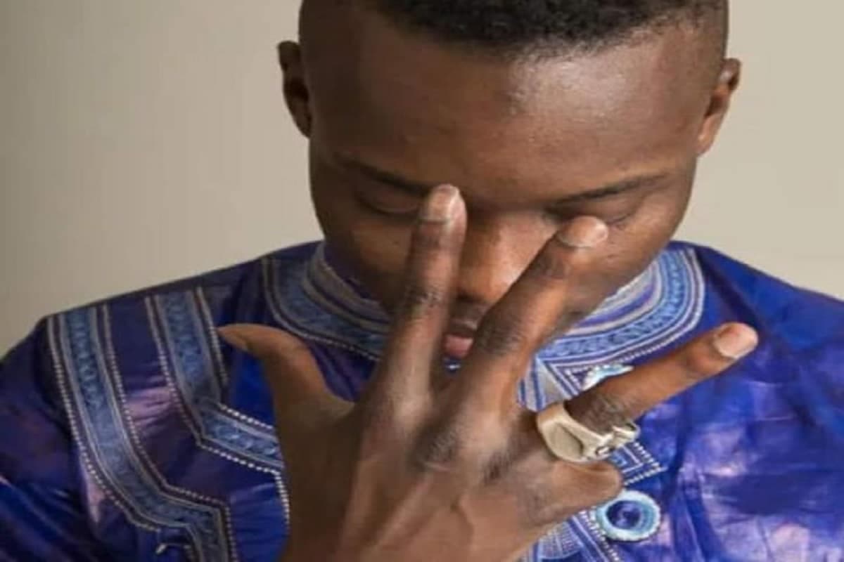 Sidiki Diabaté, célèbre artiste, explique pourquoi il a 9 doigts.