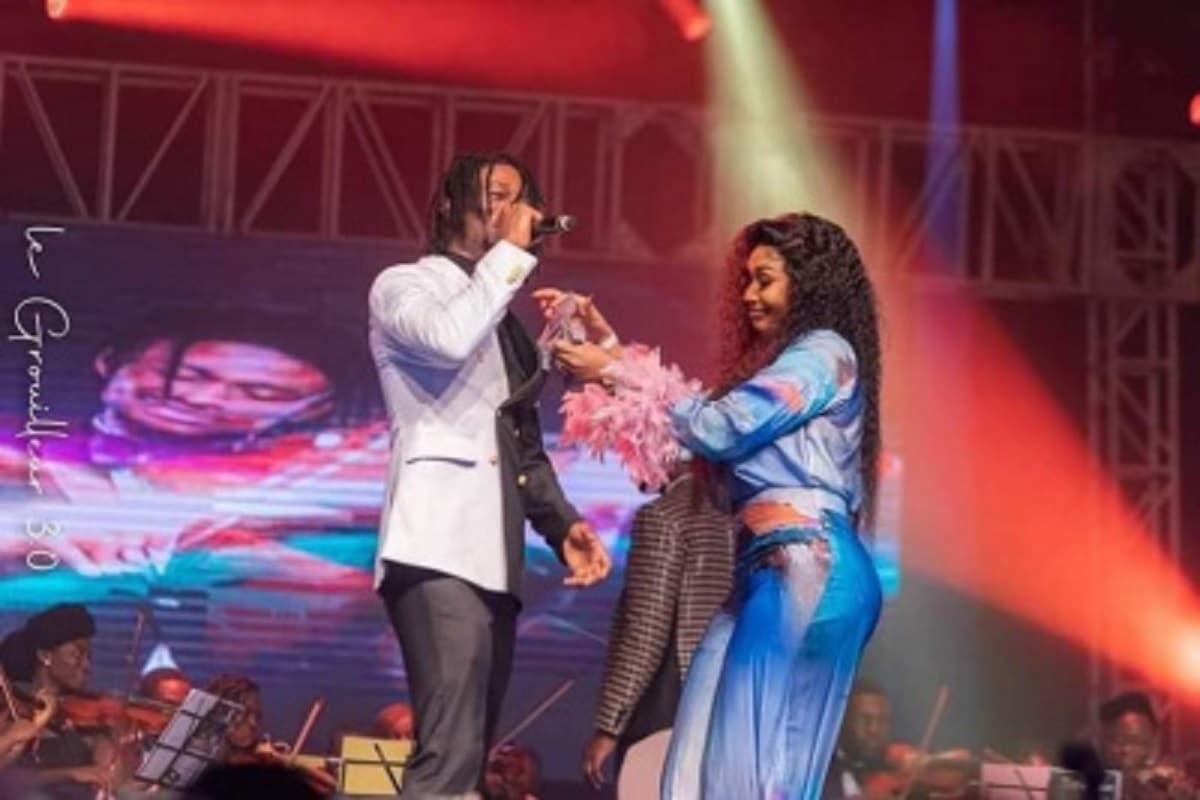 Emma Lohoues en discussion avec Ks Bloom, entourée de médias et de fans.