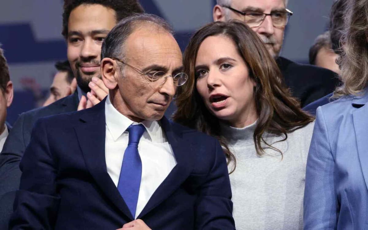Éric Zemmour et sa compagne Sarah Knafo : Sarah Knafo n'est jamais loin du candidat Ã  la présidentielle, en témoignent ces échanges lors du premier meeting d'Eric Zemmour, le 5 décembre 2021 Ã  Villepinte. LP/Delphine Goldsztejn
