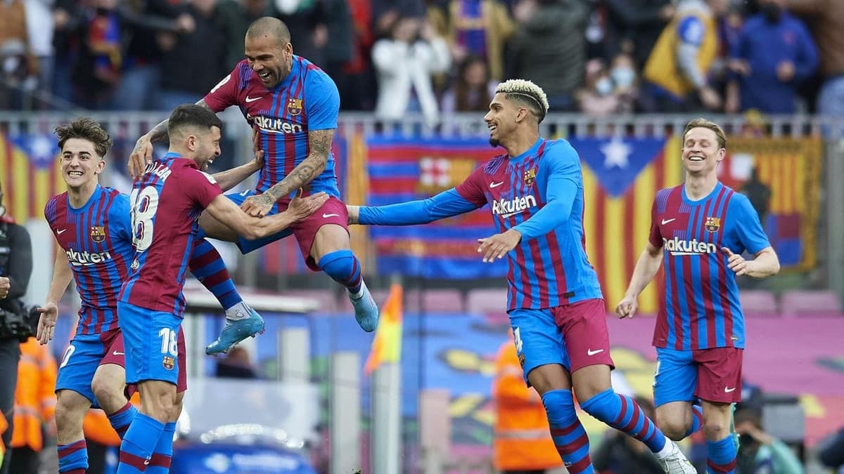 Les joueurs du FC Barcelone célèbre la victoire (4-2) contre Atletico Madrid lors de la 23è journée de Liga saison 2021-2022