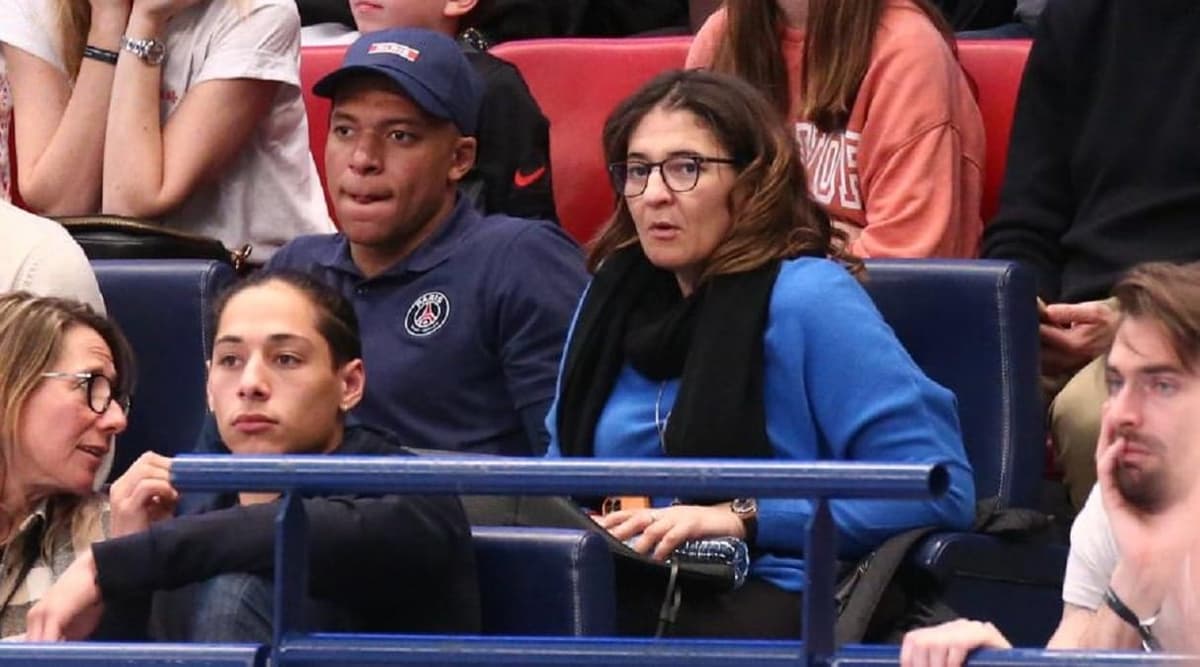 Fayza Lamari et son fils Kylian Mbappé lors d'un match du PSG