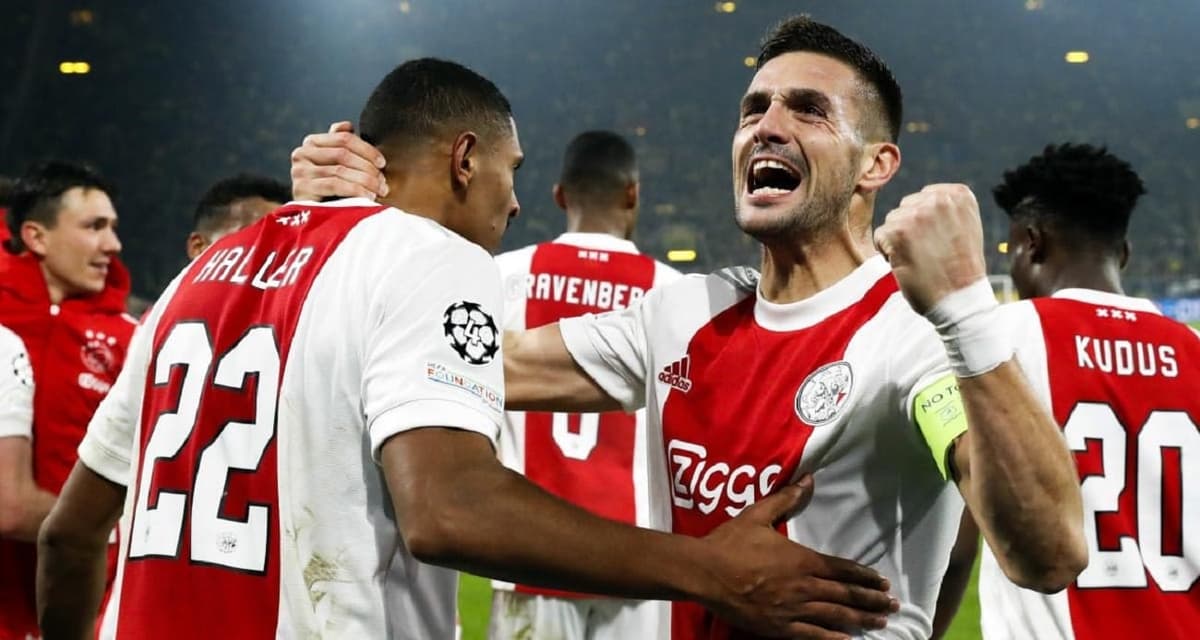 Les joueurs de l'Ajax qui célèbrent un but