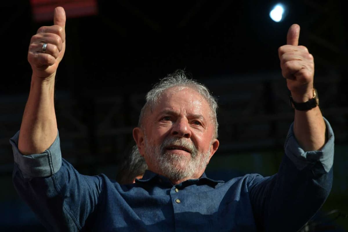 Lula da Silva fait un signe de pouce levé lors d'un rassemblement du 1er mai à São Paulo, Brésil.