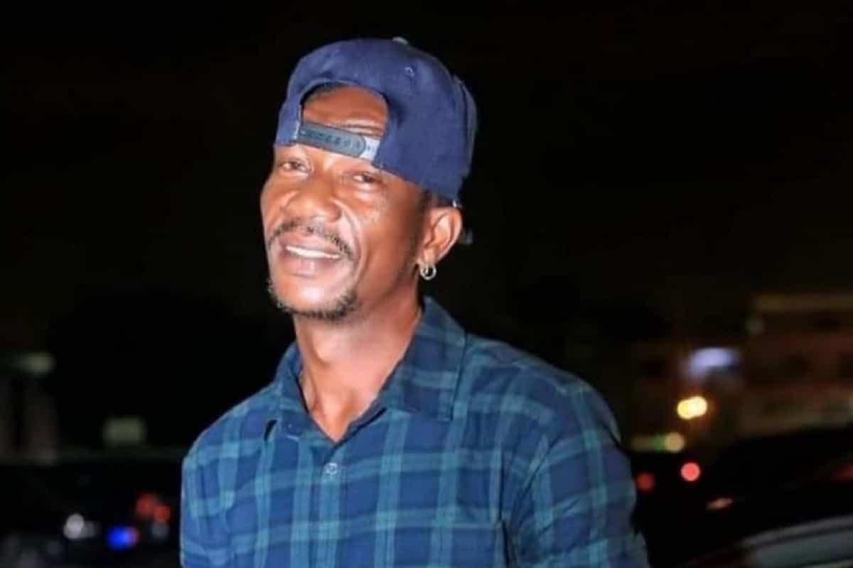 Samy Succès souriant lors d'un événement, entouré de fans et de journalistes.