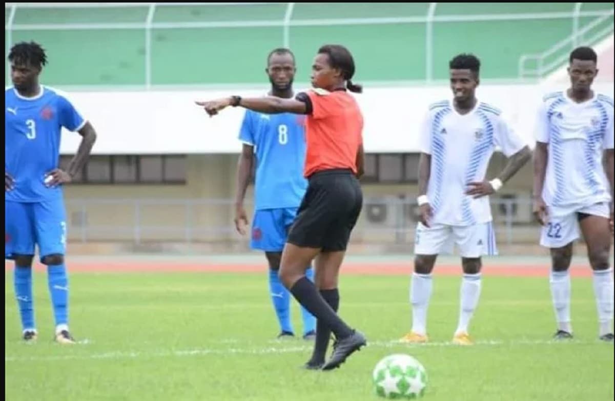 L'arbitre internationale togolaise Vicentia Amedomè lors d'un match de football