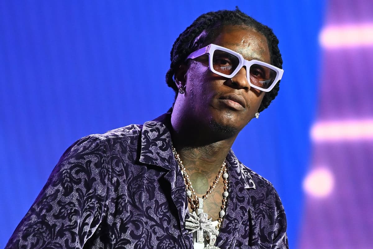 Rappeur Young Thug s'exprimant sur scène lors du REVOLT Summit à Atlanta en novembre 2021.