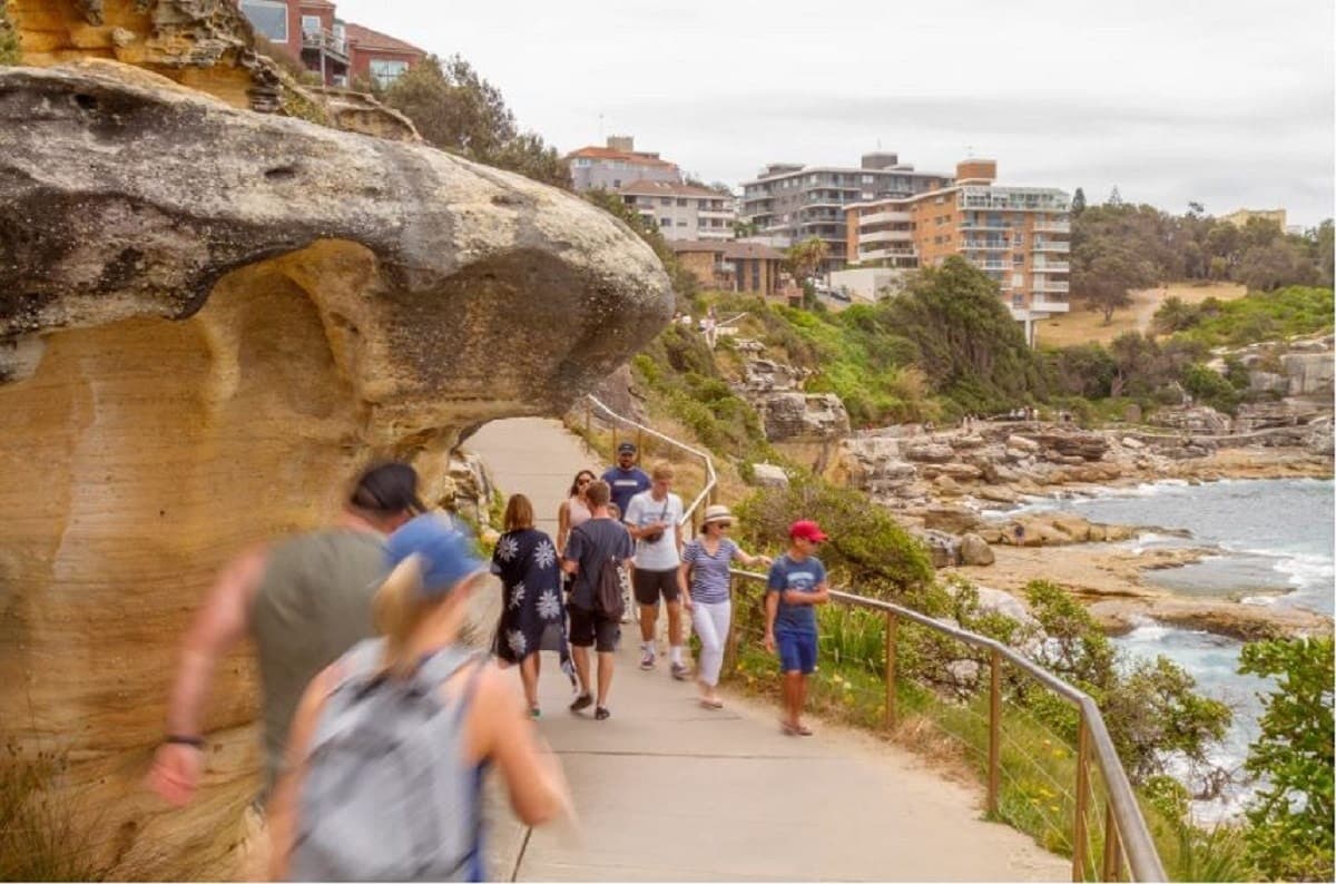 couple surpris en pleine séance de jambes en l'air sur une falaise