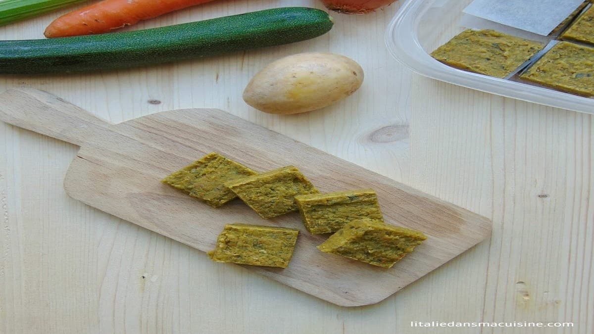 des tablettes de cubes avec quelques légumes