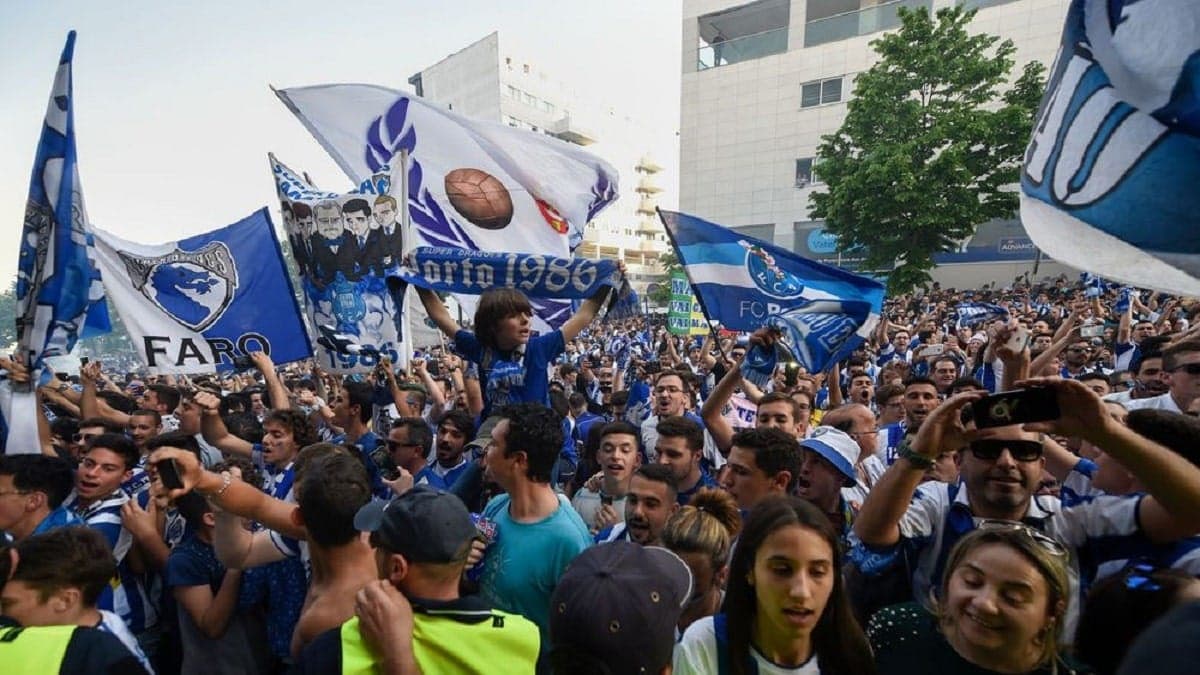 Des supporters du FC Porto aux abords du stade Dragao