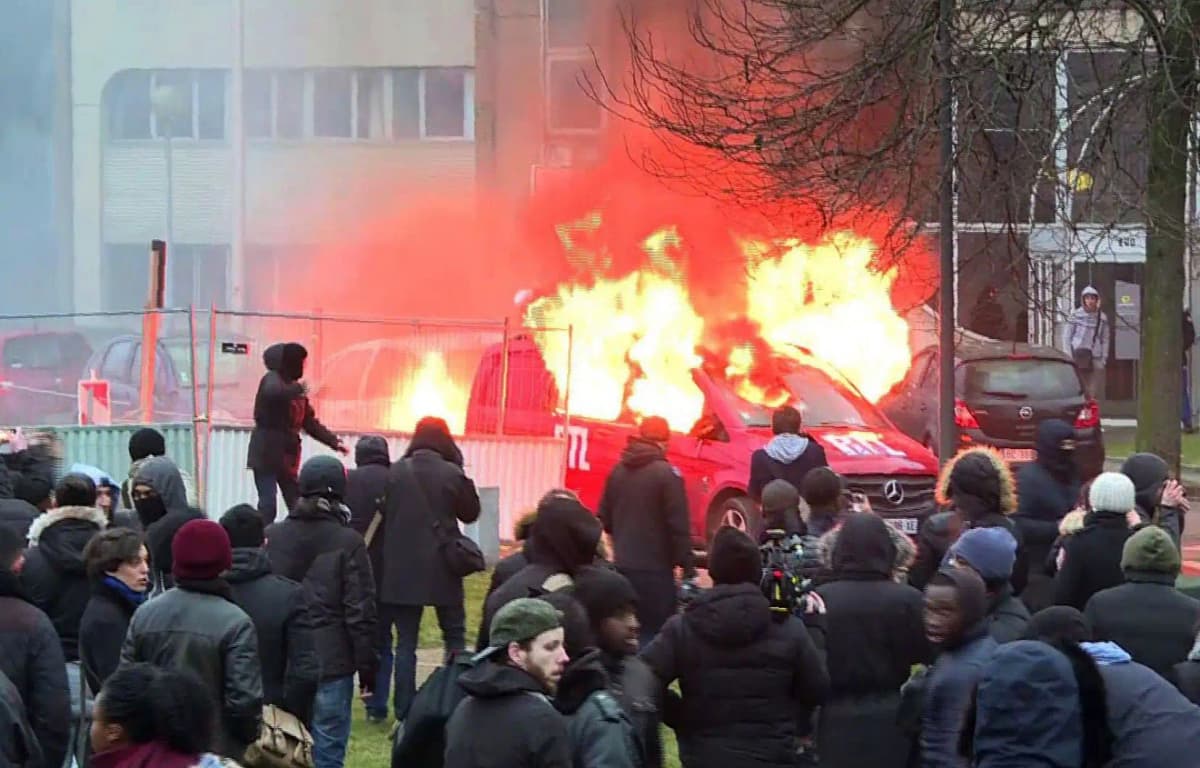 En marge de la manifestation de ce 1er mai en France, des accrochages incessants opposaient les forces de l’ordre Ã  des jeunes vêtus de noir, avec jets de projectiles et grenades lacrymogènes.
