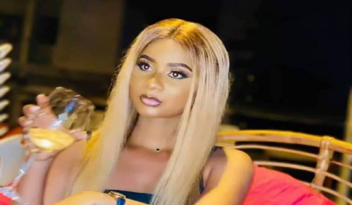 Poupette en train de danser avec énergie et enthousiasme, captivant son audience.