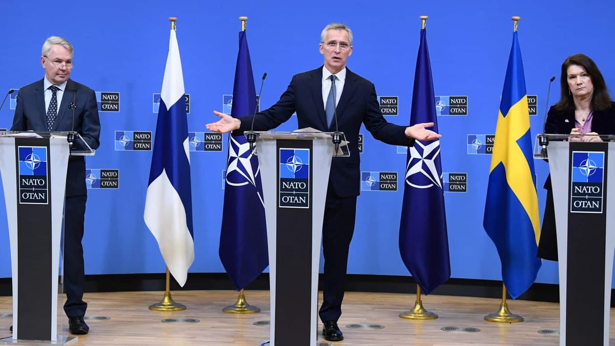 Le Secrétaire général de l'Otan Jens Stoltenberg (Centre), le ministre des Affaires étrangères finlandais Pekka Haavisto (gauche) et son homologue suédoise Ann Linde, lors d'une conférence de presse le 22 janvier 2022