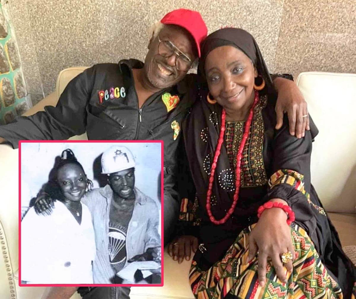 Aicha kone et Aplha blondy, assises dans un canapé