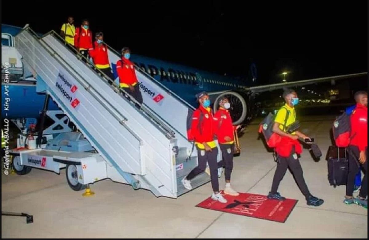 Les Écureuils du Bénin descendent de l'avion