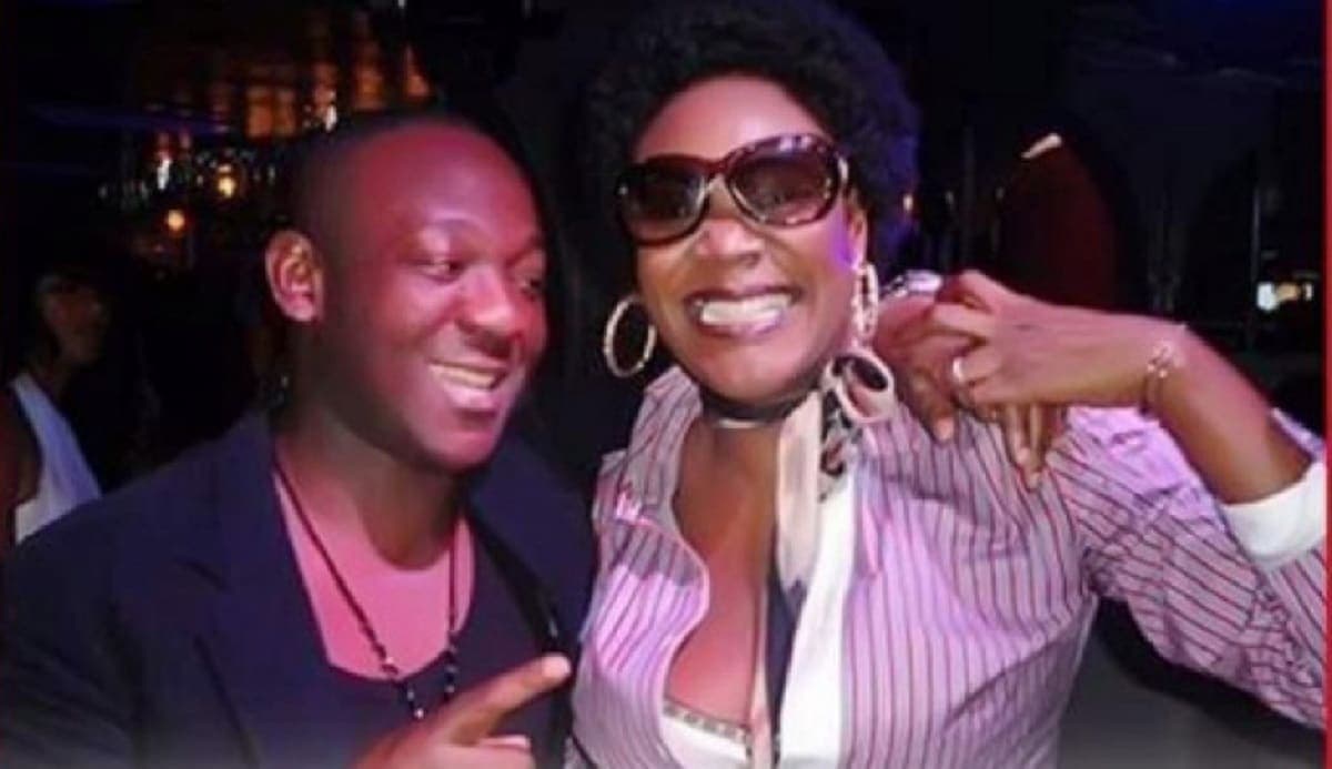 Dj Brico et Corine en pleine discussion, sourires échangés lors d'un événement.