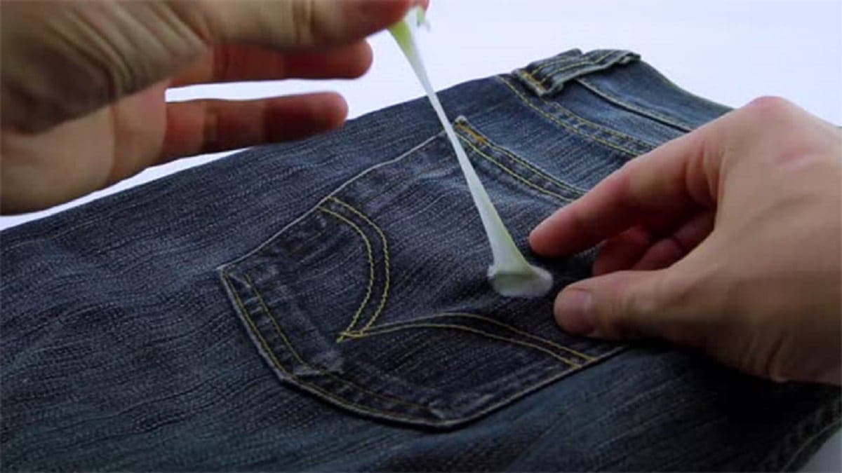 du chewing gum collé sur la poche d'un pantalon Jean