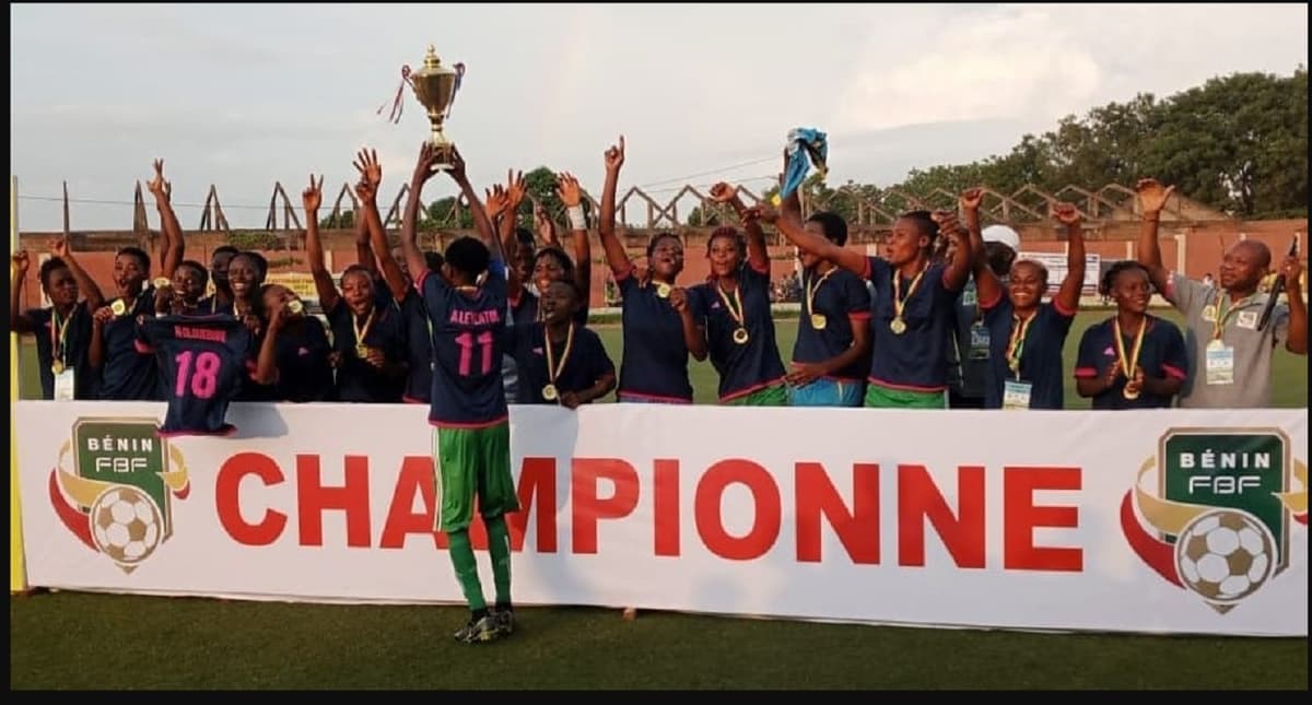 Des joueuses d'Espoir FC célèbrent leur titre de champion de France