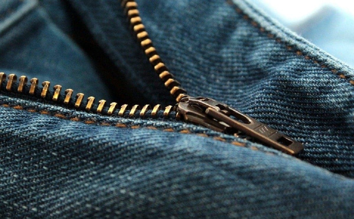 la fermeture d'un pantalon jean ouverte