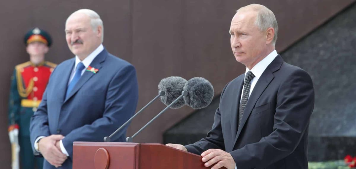 Le président russe Vladimir Poutine (Ã  droite) et le président biélorusse Alexandre Loukachenko (Ã  gauche) participent Ã  une cérémonie Ã  Rzhev, en Russie, le 30 juin 2020.
