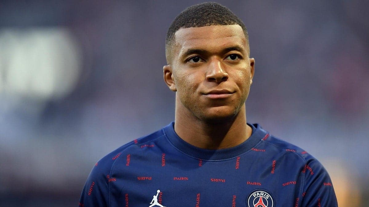 Kylian Mbappe souriant