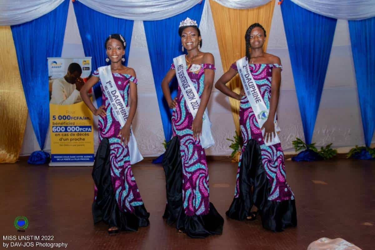 Brunice Padonou, Miss scientifique Unstim, entourée des deux dauphines