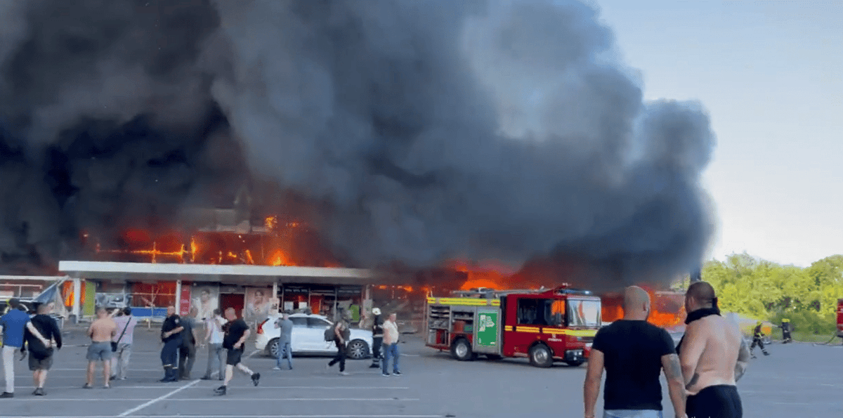 Un missile russe a touché lundi un centre commercial « très fréquenté » Ã  Krementchouk, dans le centre de l’Ukraine