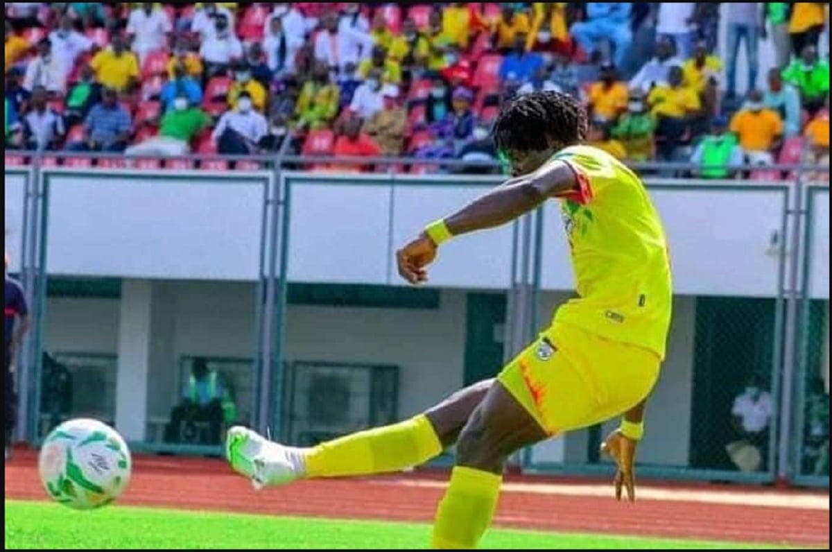 Junior Olaitan avec l'équipe nationale du Bénin lors d'un match officiel