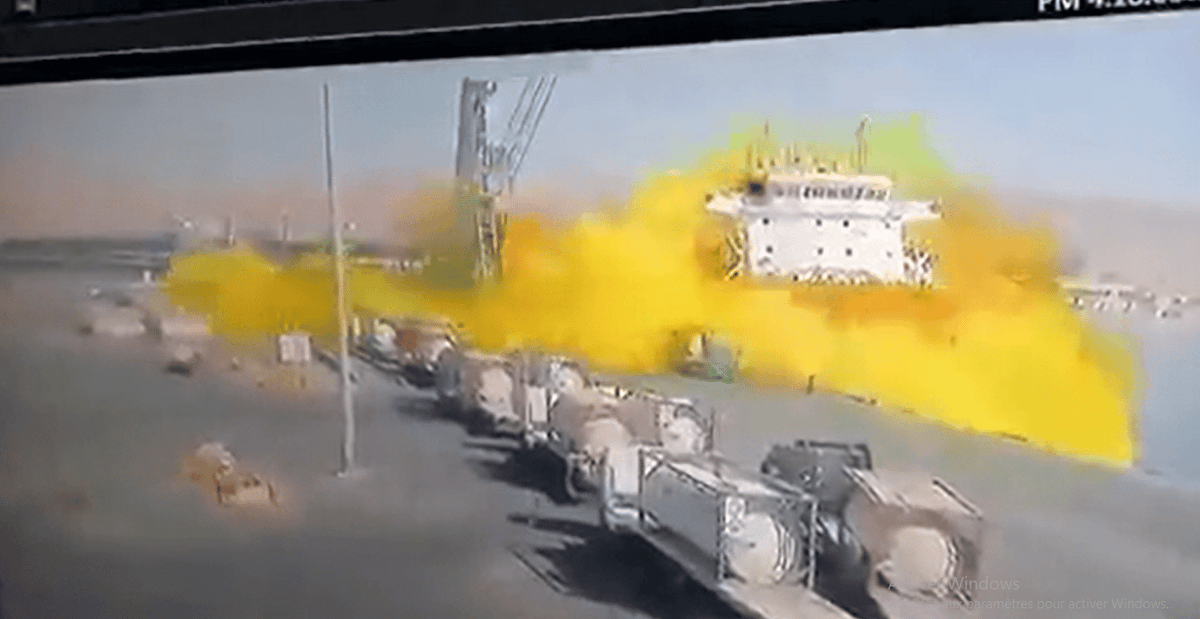 Cette image extraite d'une séquence de vidéosurveillance diffusée par la chaÃ®ne jordanienne Al-Mamlaka TV le 27 juin 2022 montre le moment de l'explosion d'un gaz toxique dans le port d'Aqaba en Jordanie.