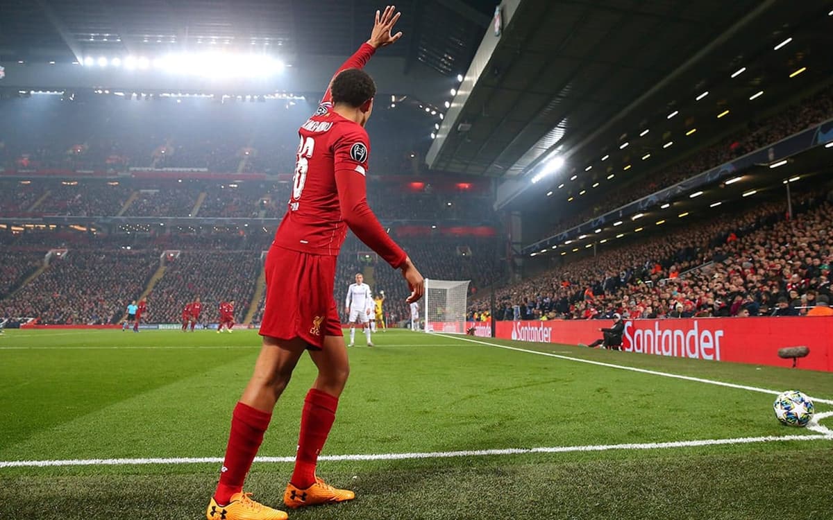 Un footballeur tire un corner, la balle change de trajectoire en plein air (vidéo)