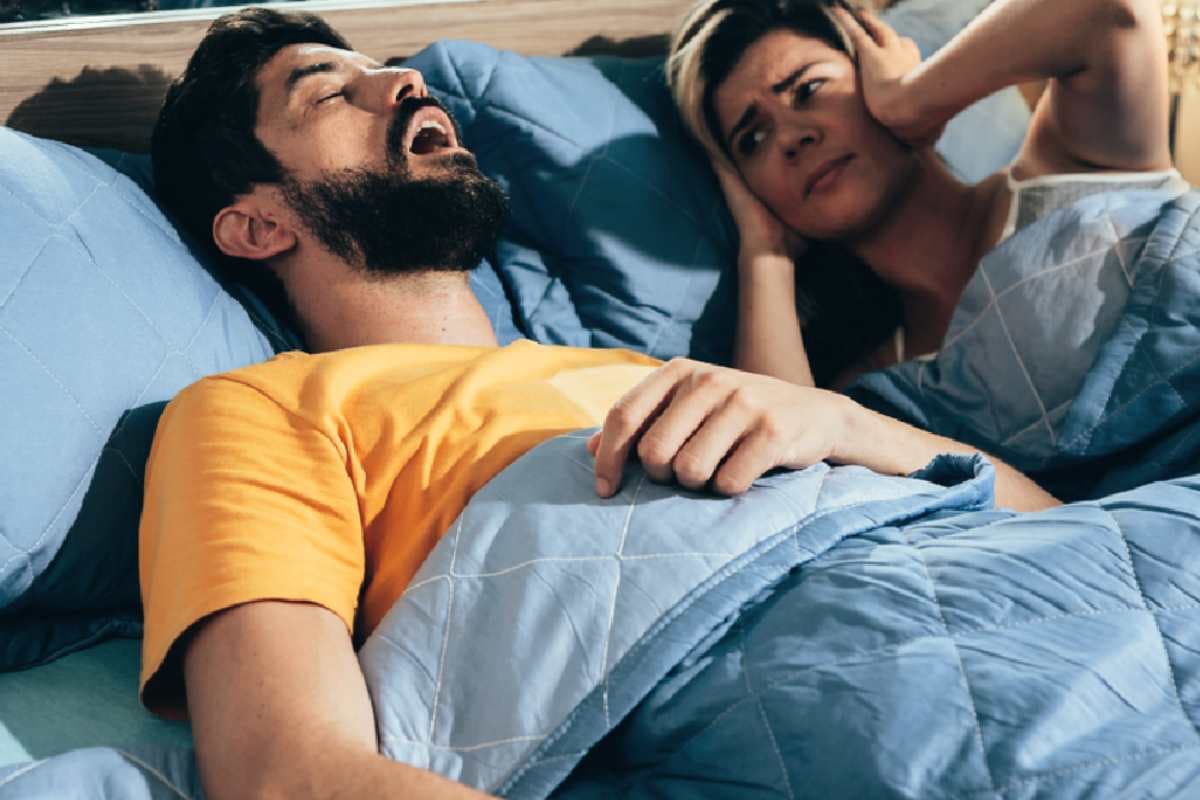 un couple en train de dormir