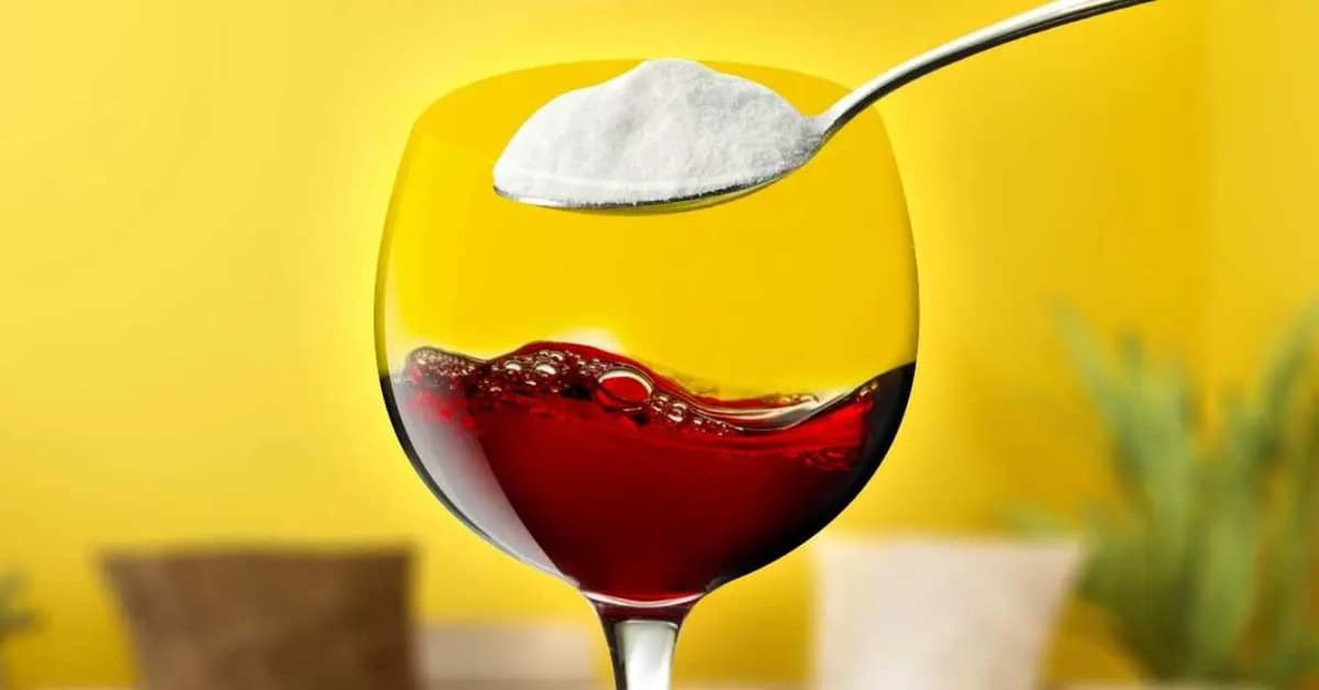 du vin dans un verre avec une cuillerée de bicarbonate