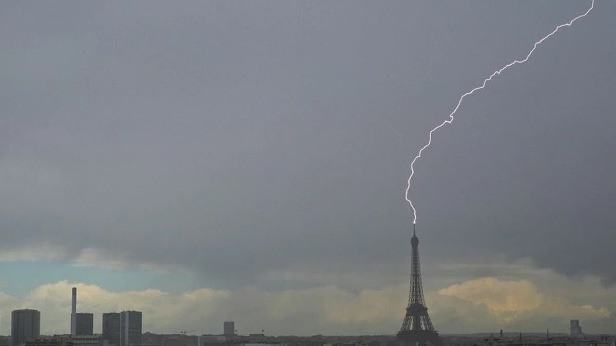 Impact de foudre sur la tour Eiffel