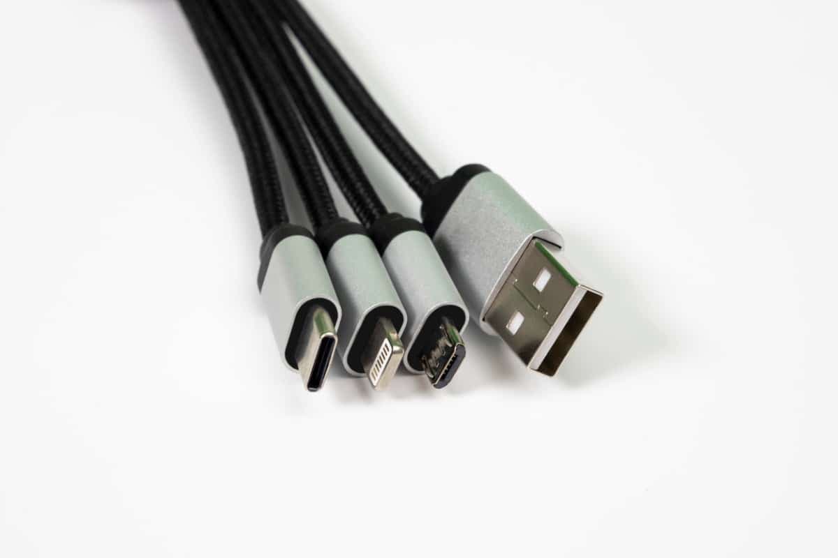 Avec la proposition de la Commission, l’ensemble des appareils électroniques devraient utiliser un port et un câble USB-C (Ã  gauche) - Crédits : batuhan toker / iStock