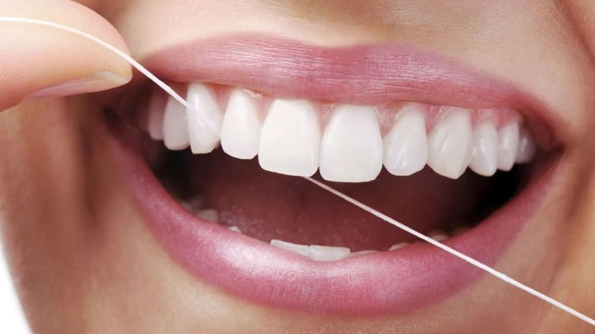 une bouche ouverte avec des dents