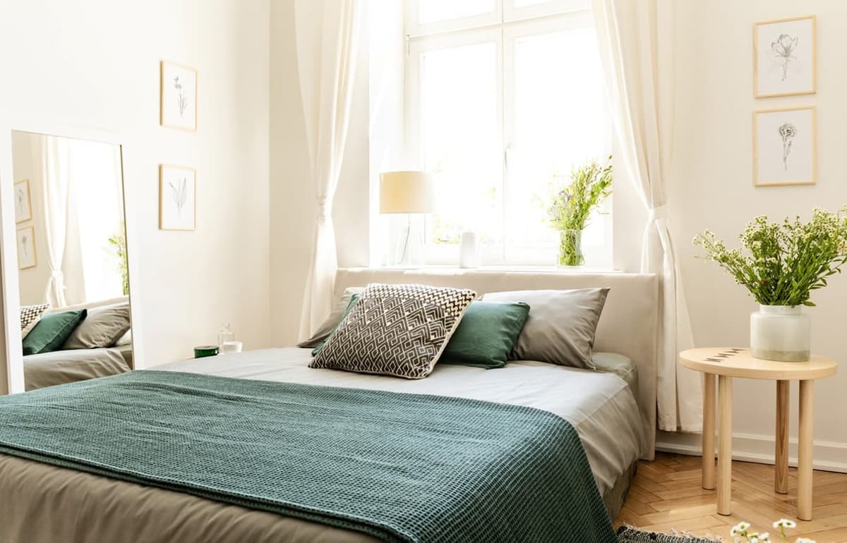 un lit bien dressé avec des taies d'oreiller